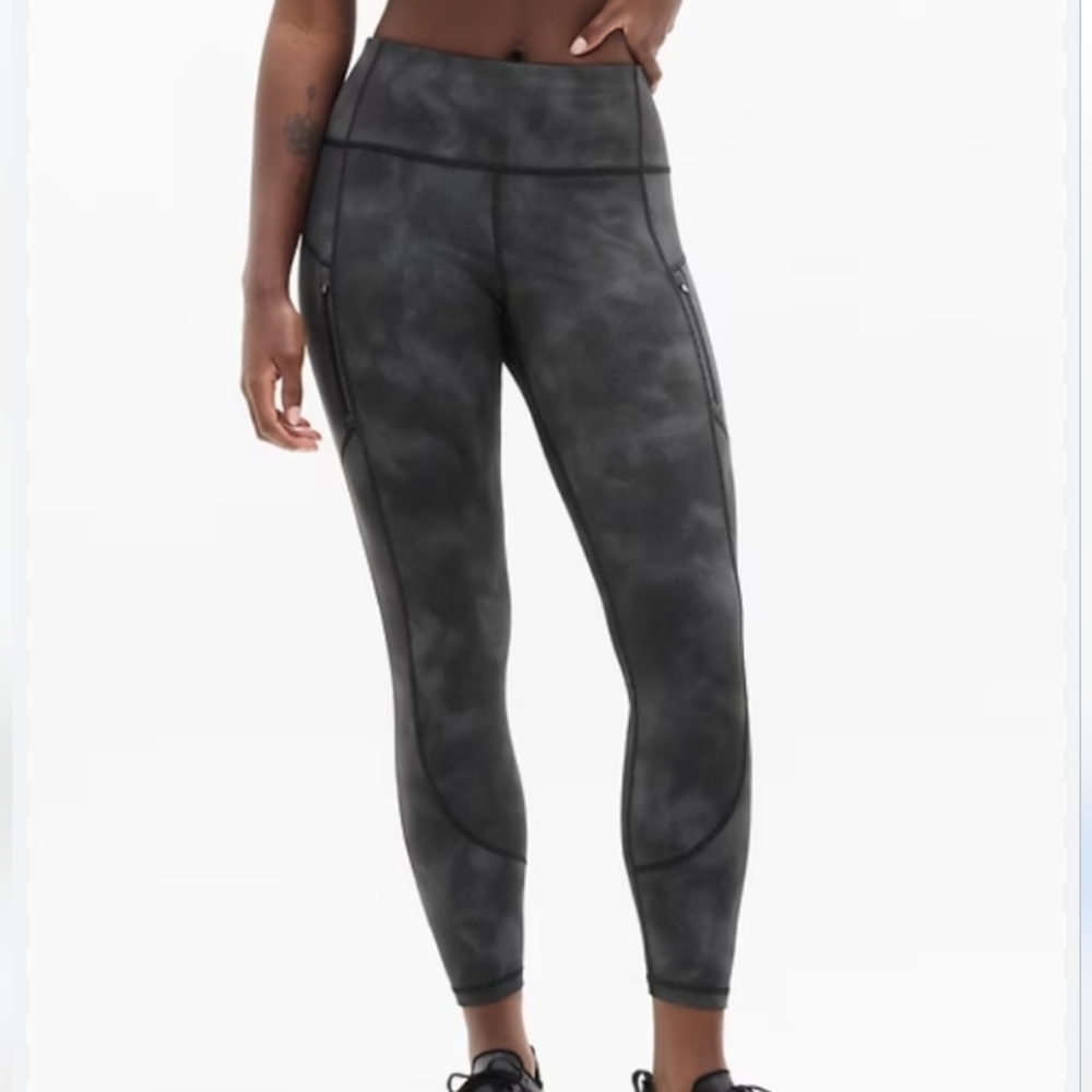 Athleta Women's Camo Contender 7/8 Tight Leggings. Size XS